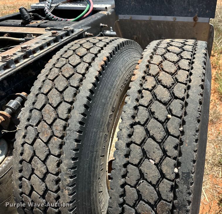 image for item DK6921 2005 International 9400i semi truck