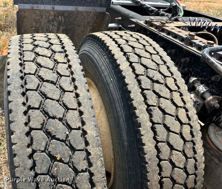 image for item DK6921 2005 International 9400i semi truck