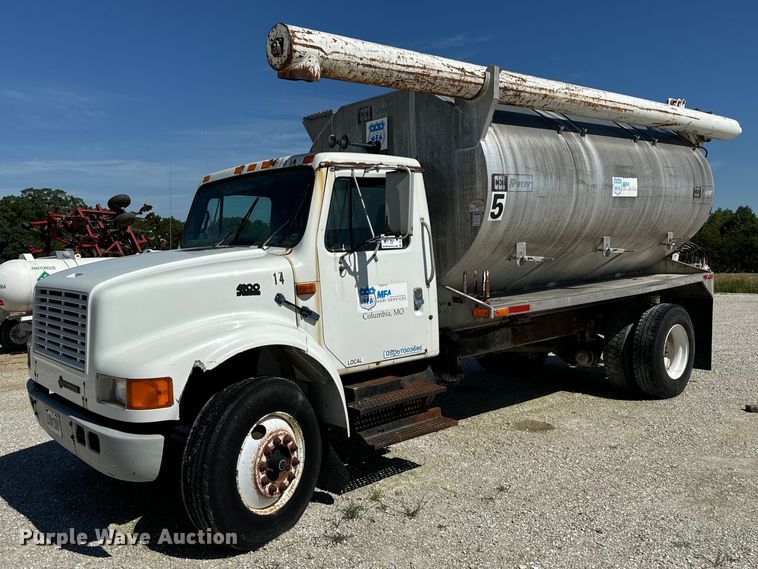 image for item DL4465 1996 International  4900 feed delivery truck