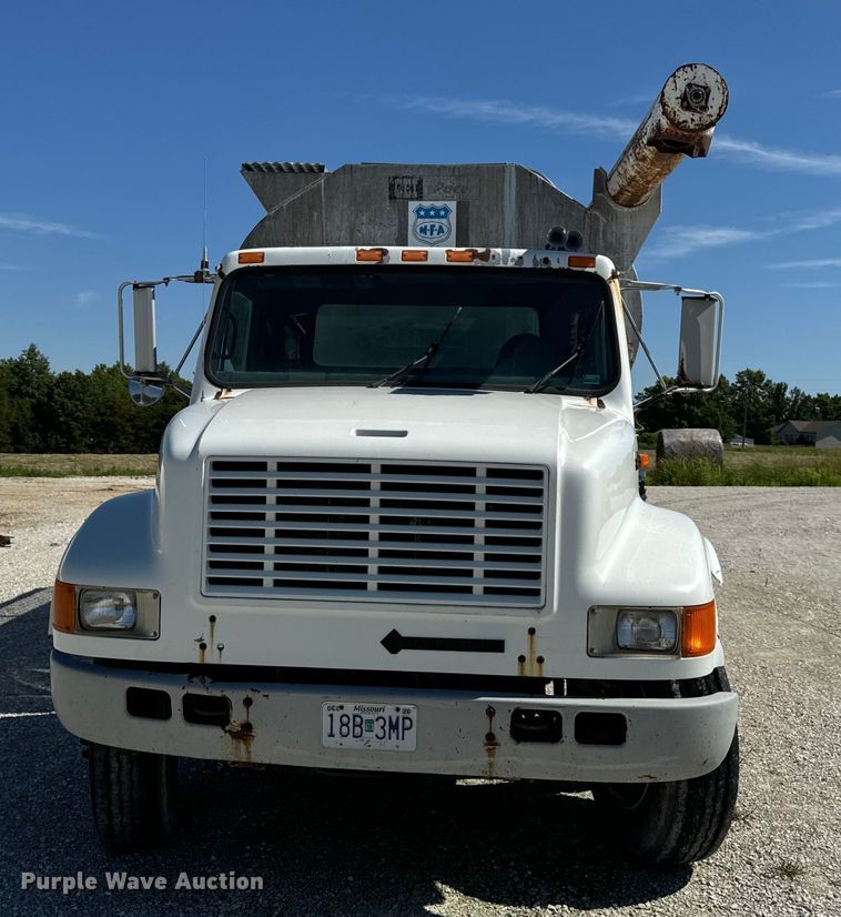 image for item DL4465 1996 International  4900 feed delivery truck