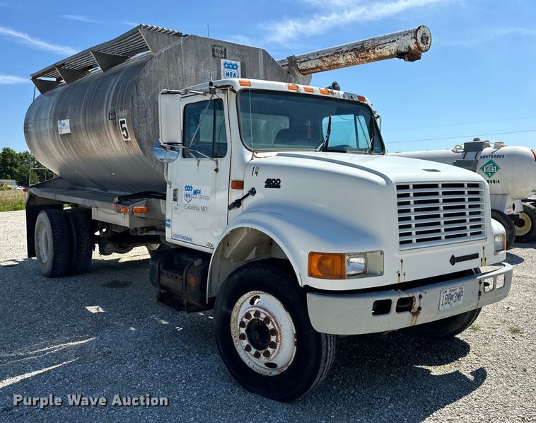 image for item DL4465 1996 International  4900 feed delivery truck