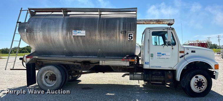 image for item DL4465 1996 International  4900 feed delivery truck