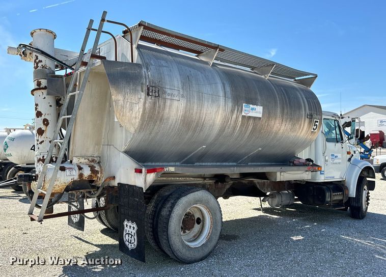 image for item DL4465 1996 International  4900 feed delivery truck