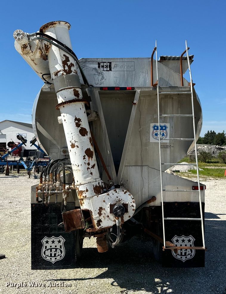 image for item DL4465 1996 International  4900 feed delivery truck