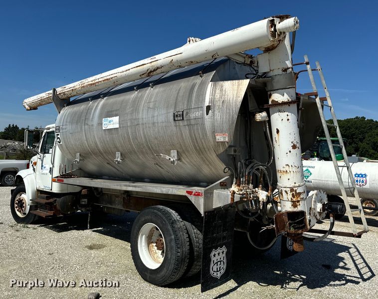 image for item DL4465 1996 International  4900 feed delivery truck