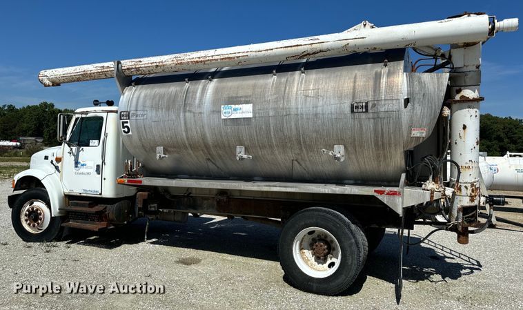 image for item DL4465 1996 International  4900 feed delivery truck