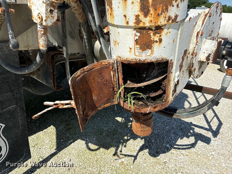 image for item DL4465 1996 International  4900 feed delivery truck