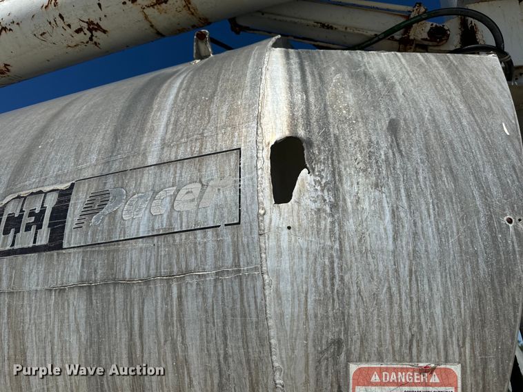 image for item DL4465 1996 International  4900 feed delivery truck