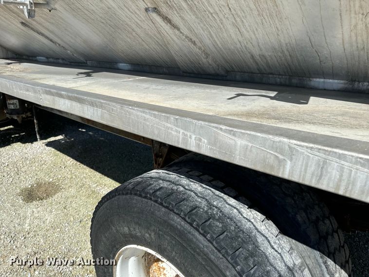 image for item DL4465 1996 International  4900 feed delivery truck