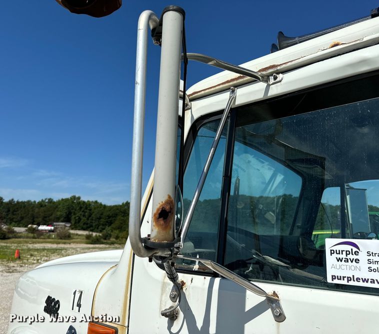 image for item DL4465 1996 International  4900 feed delivery truck