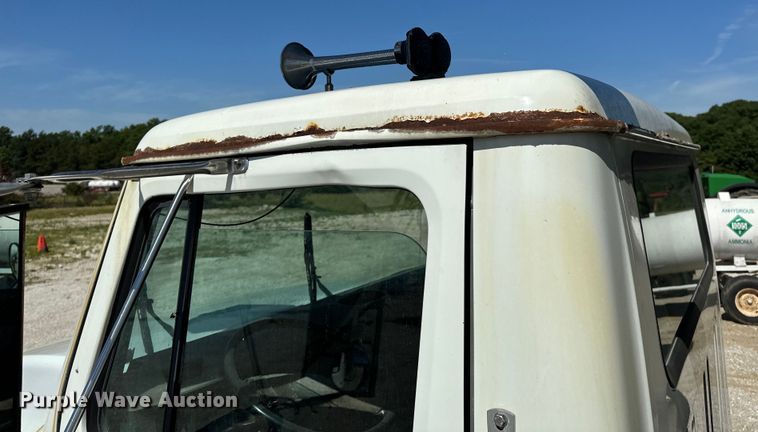 image for item DL4465 1996 International  4900 feed delivery truck