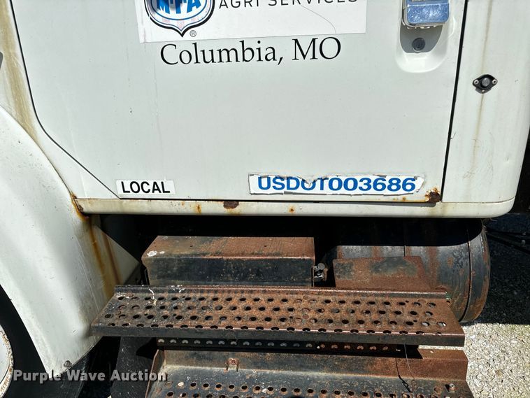 image for item DL4465 1996 International  4900 feed delivery truck