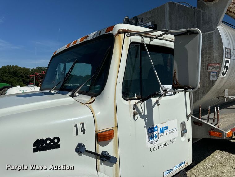 image for item DL4465 1996 International  4900 feed delivery truck