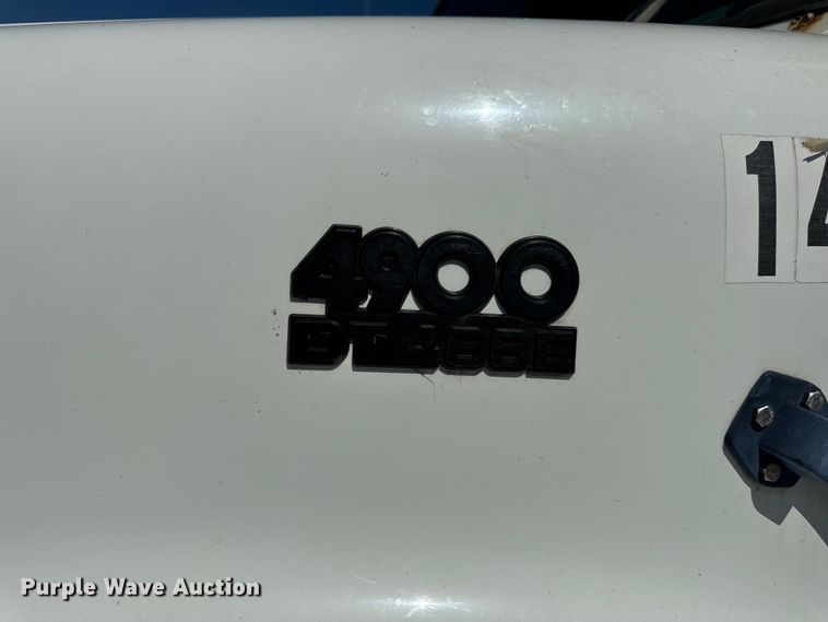 image for item DL4465 1996 International  4900 feed delivery truck