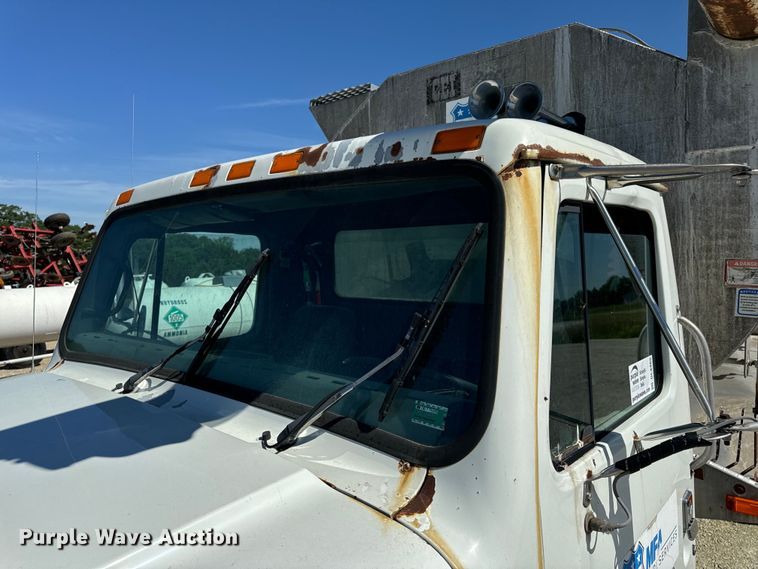 image for item DL4465 1996 International  4900 feed delivery truck