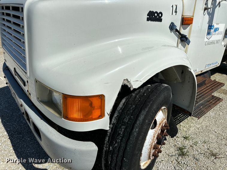 image for item DL4465 1996 International  4900 feed delivery truck