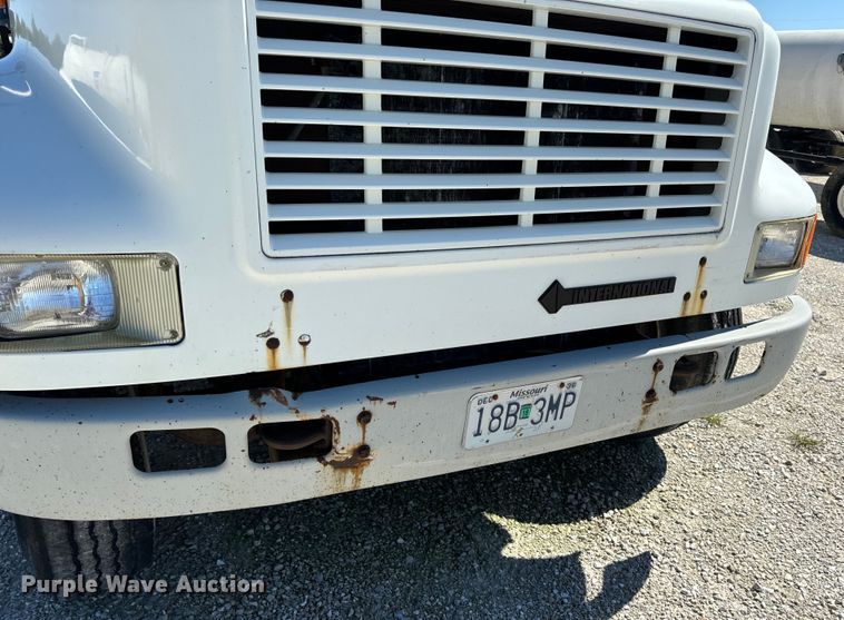 image for item DL4465 1996 International  4900 feed delivery truck