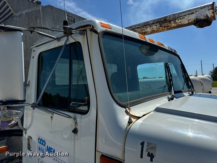 image for item DL4465 1996 International  4900 feed delivery truck