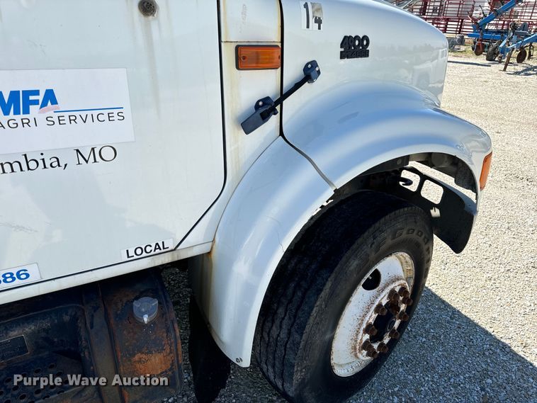 image for item DL4465 1996 International  4900 feed delivery truck