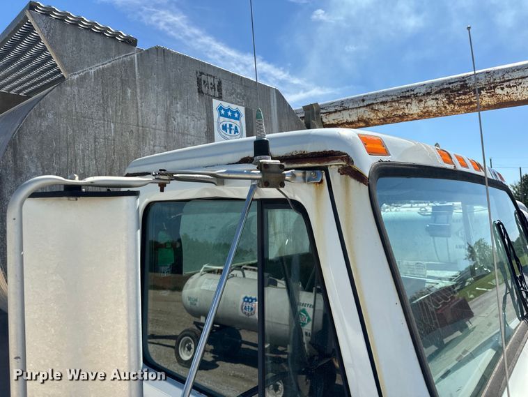 image for item DL4465 1996 International  4900 feed delivery truck