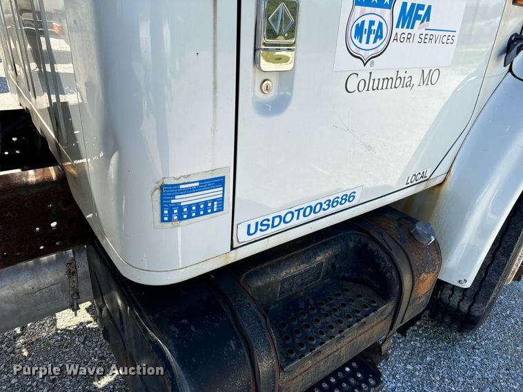 image for item DL4465 1996 International  4900 feed delivery truck