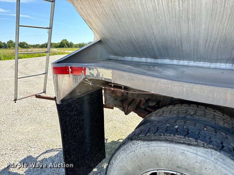 image for item DL4465 1996 International  4900 feed delivery truck