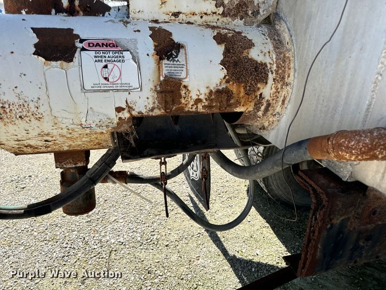 image for item DL4465 1996 International  4900 feed delivery truck