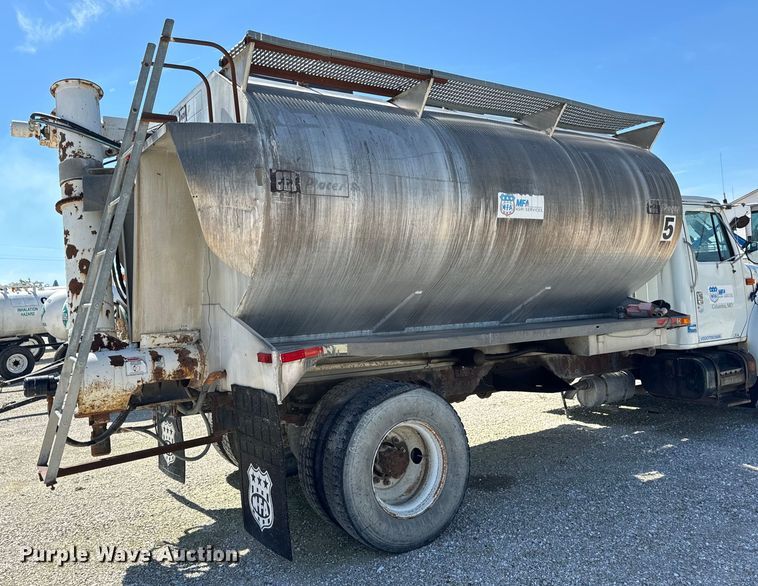 image for item DL4465 1996 International  4900 feed delivery truck