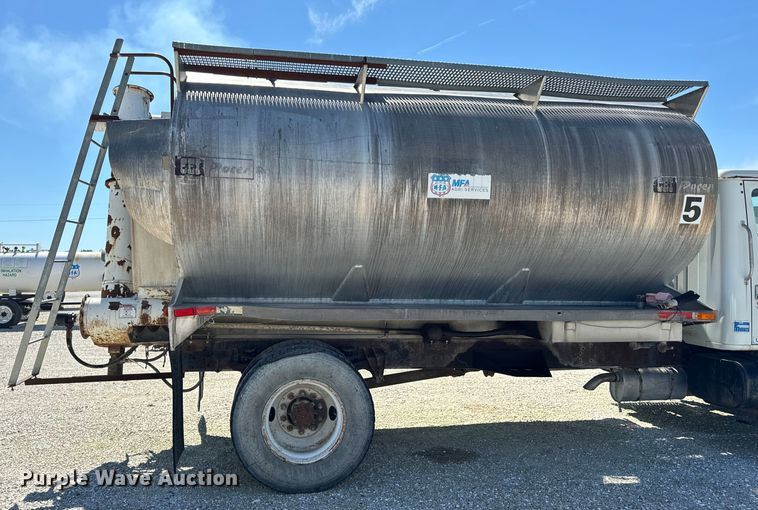 image for item DL4465 1996 International  4900 feed delivery truck