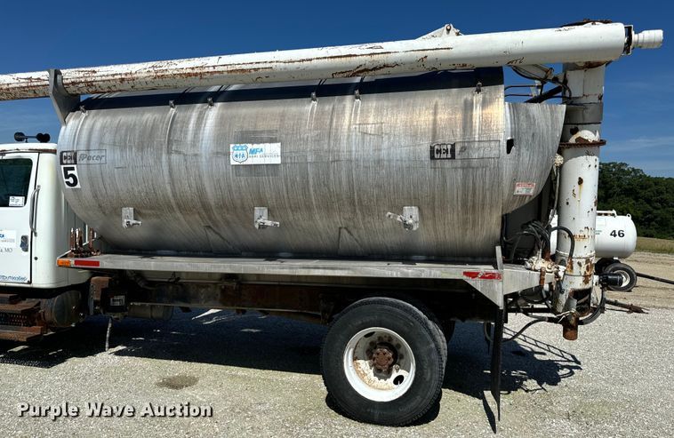 image for item DL4465 1996 International  4900 feed delivery truck