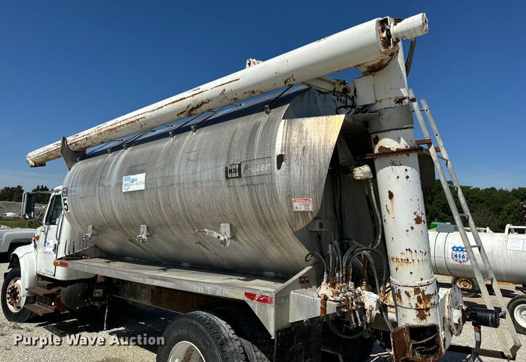 image for item DL4465 1996 International  4900 feed delivery truck