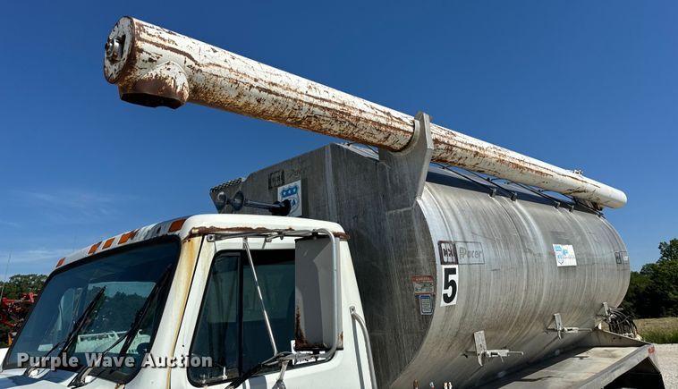 image for item DL4465 1996 International  4900 feed delivery truck