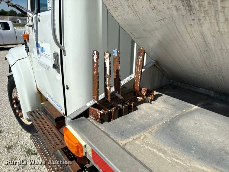 image for item DL4465 1996 International  4900 feed delivery truck