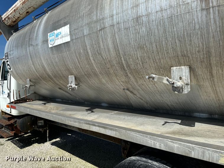 image for item DL4465 1996 International  4900 feed delivery truck