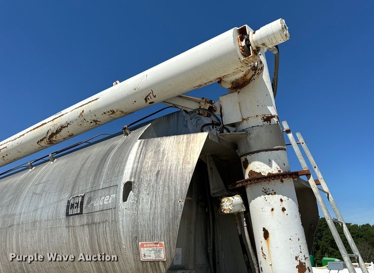 image for item DL4465 1996 International  4900 feed delivery truck