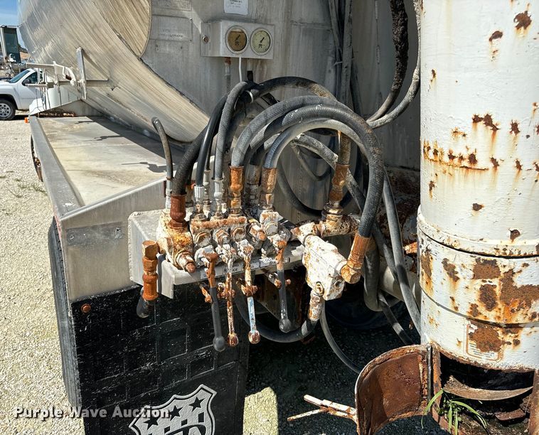 image for item DL4465 1996 International  4900 feed delivery truck