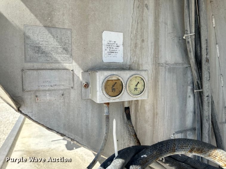 image for item DL4465 1996 International  4900 feed delivery truck