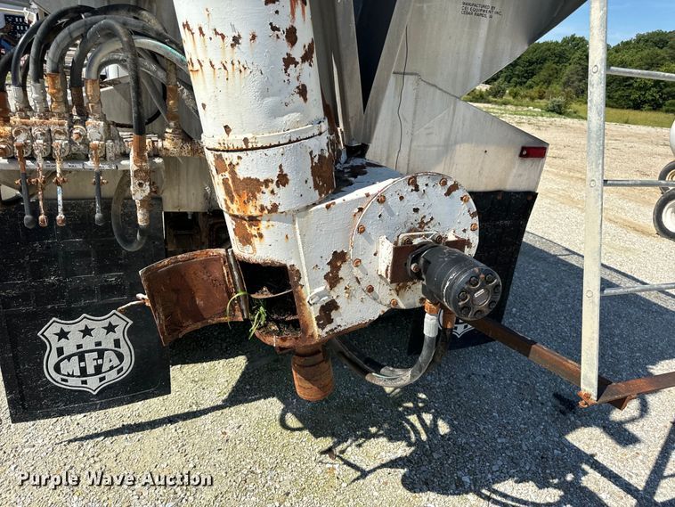 image for item DL4465 1996 International  4900 feed delivery truck