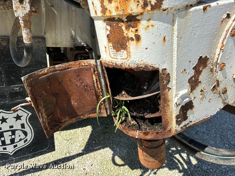 image for item DL4465 1996 International  4900 feed delivery truck