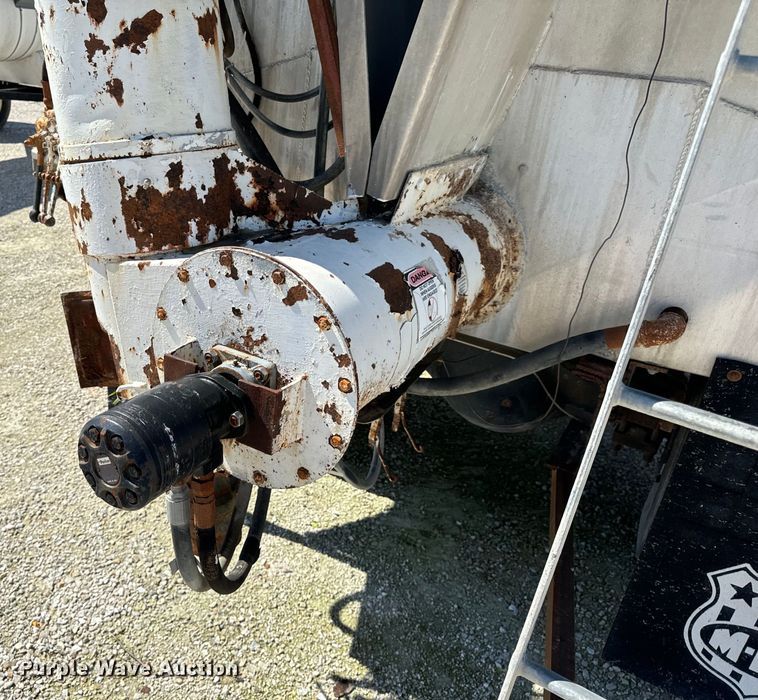 image for item DL4465 1996 International  4900 feed delivery truck