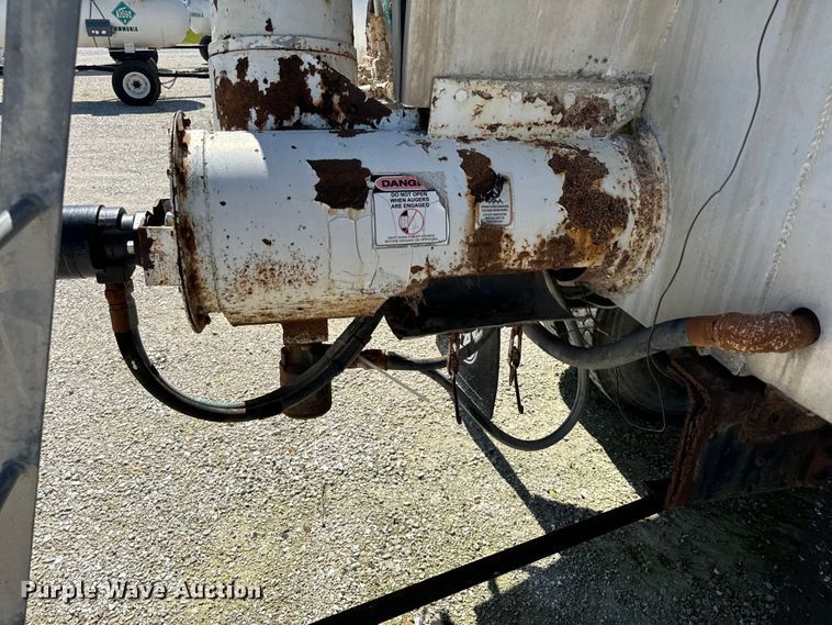 image for item DL4465 1996 International  4900 feed delivery truck