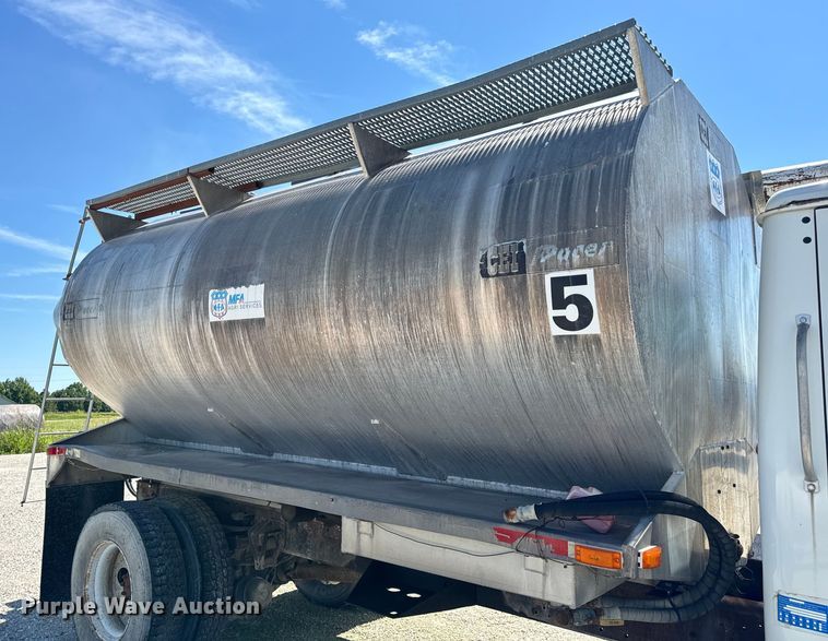 image for item DL4465 1996 International  4900 feed delivery truck