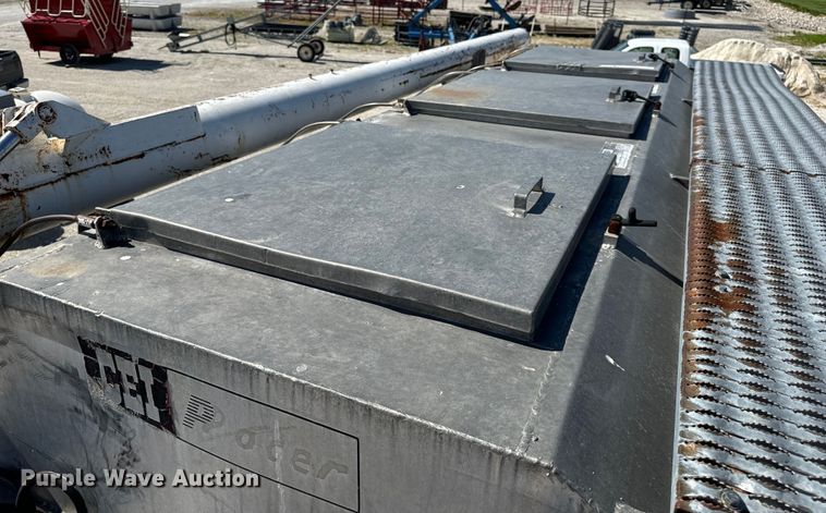 image for item DL4465 1996 International  4900 feed delivery truck