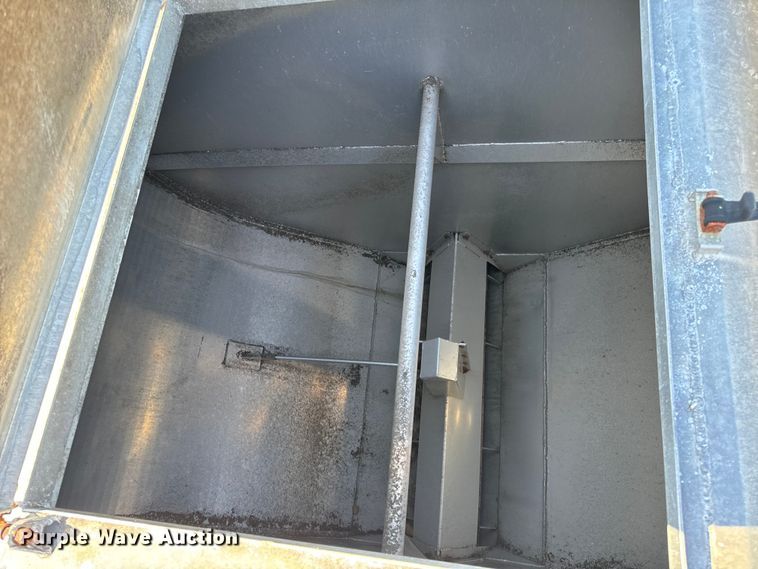 image for item DL4465 1996 International  4900 feed delivery truck