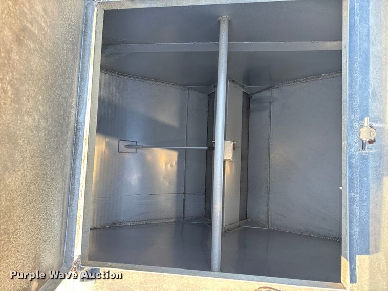 image for item DL4465 1996 International  4900 feed delivery truck