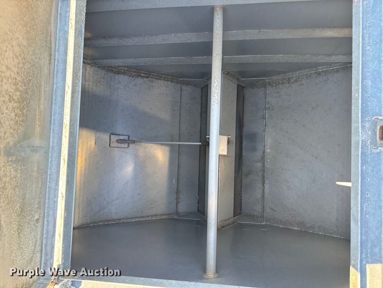 image for item DL4465 1996 International  4900 feed delivery truck