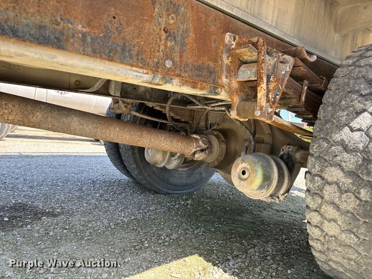 image for item DL4465 1996 International  4900 feed delivery truck