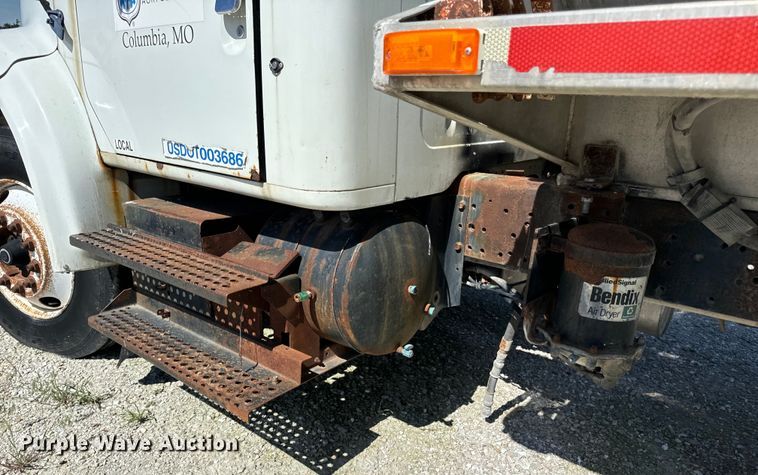 image for item DL4465 1996 International  4900 feed delivery truck