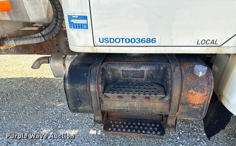 image for item DL4465 1996 International  4900 feed delivery truck