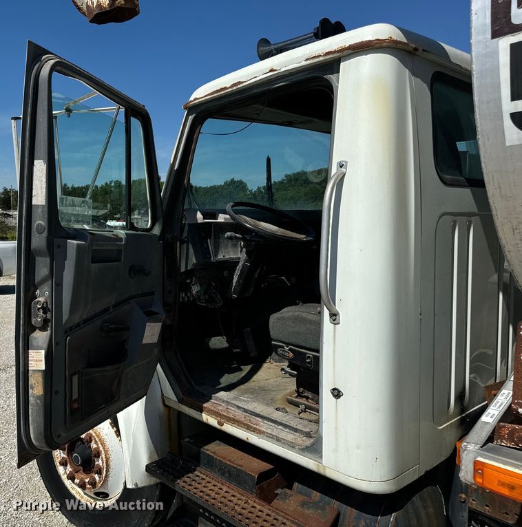 image for item DL4465 1996 International  4900 feed delivery truck